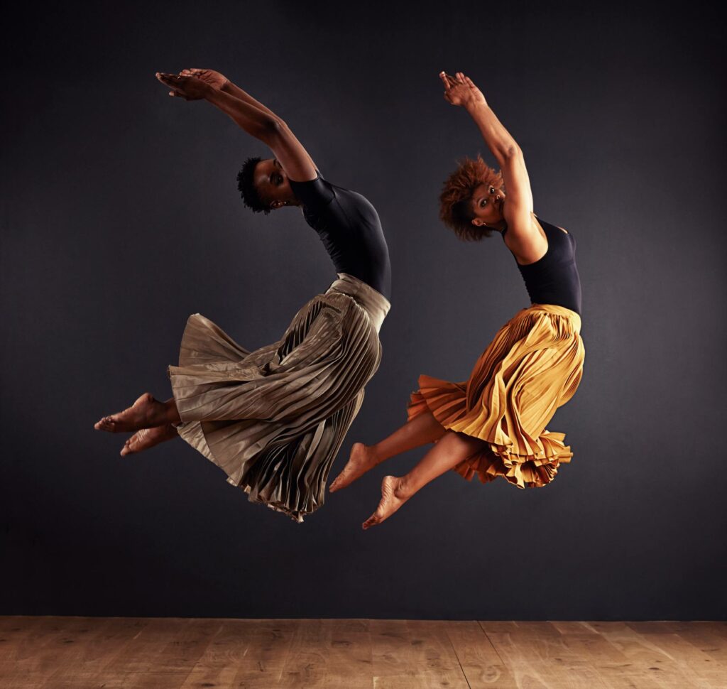 Deux danseuses en mouvement, illustration de l’engagement et de la performance collective