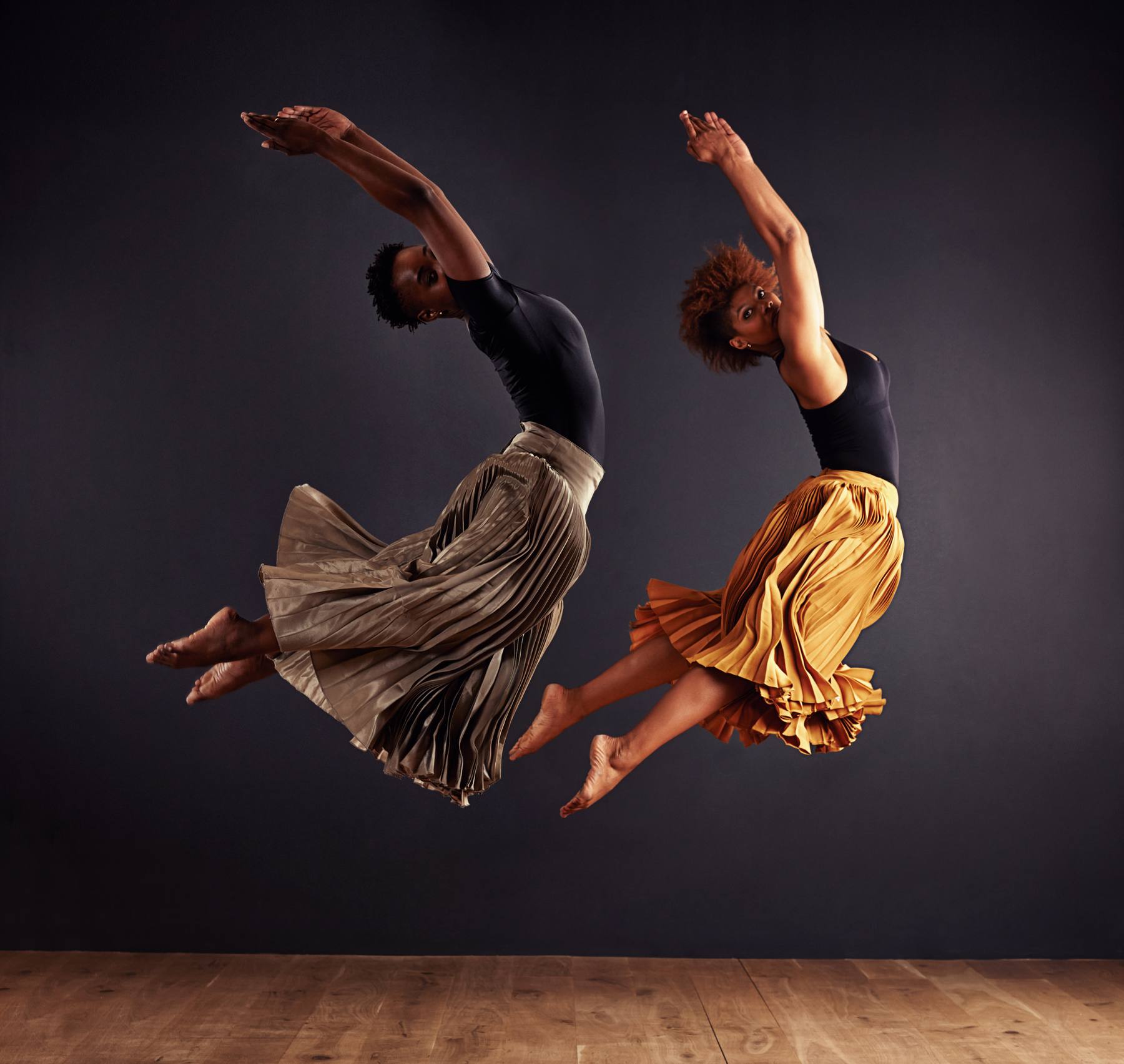 Deux danseuses en mouvement, illustration de l’engagement et de la performance collective